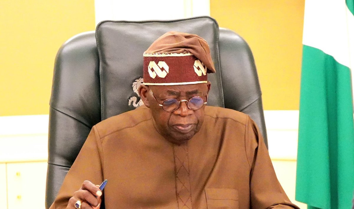 OkojiAmarachukw's tweet photo. This man here is the worst president Nigeria has ever had.
He has failed woefully in every aspect.
The economy is in shambles
Insecurity is endemic
Hunger and hardship is rife
Religious and ethnic intolerance is skyrocketing 

Sending this frail, feeble and incompetent geriatric back to Bourdillion must be seen as a patriotic national assignment.