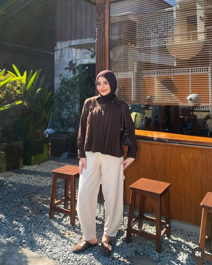 louveppy's tweet photo. Definisi comfy but make it chic! ✨

Perpaduan coklat deep krem ini timeless dan elegan. Cocok buat ngopi aesthetic / brunch santai 🤎☕️

sandal : https://t.co/NhdeQjWUXj
atasan : https://t.co/Z2wKyaCHK0
celana : https://t.co/pYQ7Pz6zIT
hijab : https://t.co/rjT2dwuhCy

lovelyna.x https://t.co/11lnVxmse7