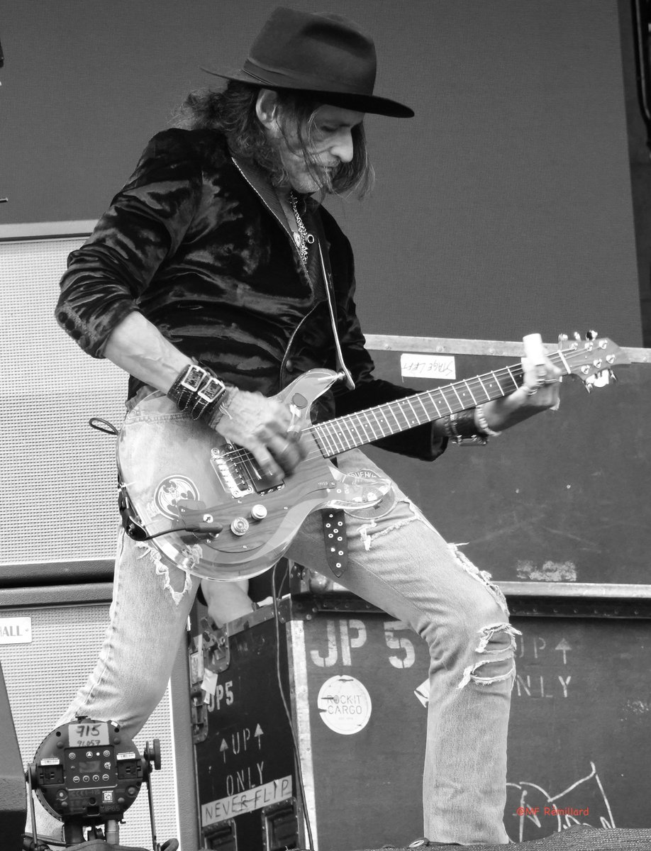 MFRemillard's tweet photo. Joe Perry turns 76 years old today. 🎂

#JoePerry #Aerosmith #BackInTheSaddle #LastChild #WalkThisWay #LetsTheMusicDoTheTalking #DrawTheLine https://t.co/HlHFDpy4yQ