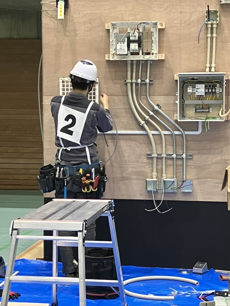kitabutsu's tweet photo. グループ企業の電気工事会社「リライト」が、
電気工事技能競技北陸大会に出場しました！

日頃の技術���競う真剣な舞台💪
日々、技術を磨きながら、地域の暮らしを支える仕事に取り組んでいます🔧

一緒に働く仲間も募集中💡
▼リライト公式サイト
https://t.co/BpxpZHNaq7

#富山 #電気工事 #採用 https://t.co/KNhxKg0h9v