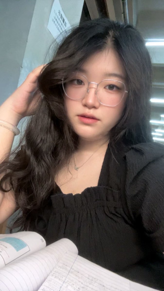 S1440404's tweet photo. 推友投稿同学王锡琳，胖的跟猪似的，一天天还学别���自拍，把自己母猪一样的照片发出来被别人意淫羞辱爽么，还带戴上眼镜叠上buff了，是觉得自己还不够骚，以后直接叫王骚屄或者王母猪算了，最后一张还想拍个盯射翻身做榨精女王么，最后也就是个盯射榨精母猪，被别人射满骚脸了#投稿 #意淫 #眼镜婊 https://t.co/BXHjyPsJIQ