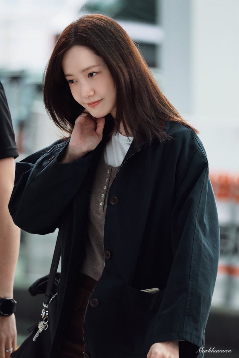 ordinarynojaem's tweet photo. Lim YoonA at Incheon Airport today flying for Sulwhasoo’s event in Singapore🖤 https://t.co/MjIBBwEaOO