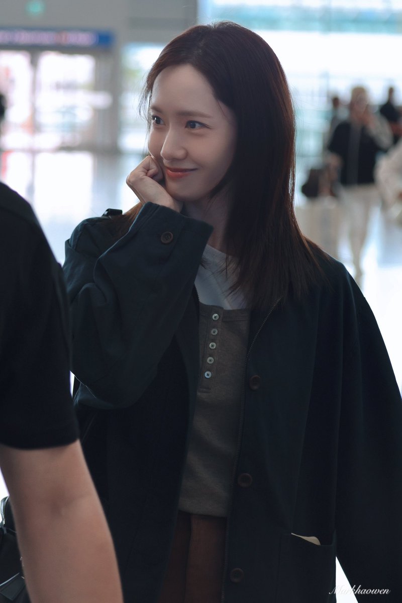 ordinarynojaem's tweet photo. Lim YoonA at Incheon Airport today flying for Sulwhasoo’s event in Singapore🖤 https://t.co/MjIBBwEaOO