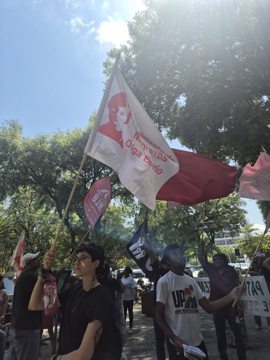 O_Papo_'s tweet photo. 👮🏻‍♂️🙋🏽‍♀️ Prefeito RACISTA de Teresina manda a POLÍCIA BARRAR mulheres que lutam contra o feminicídio.

O motivo: Cobrar uma mesa de NEGOCIAÇÃO que a prefeitura prometeu há 5 MESES.

Negociação sobre o risco de DESPEJO que sofre a Ocupação Janaína Silva: uma das APENAS DUAS casas de acolhimento a mulheres vítimas de violência em toda Teresina.

E aí o prefeito Silvio Mendes (União Brasil), o mesmo que disse a uma jornalista que ela era "quase negra, mas inteligente", manda BARRAR essas mulheres na porta no dia da visitação.