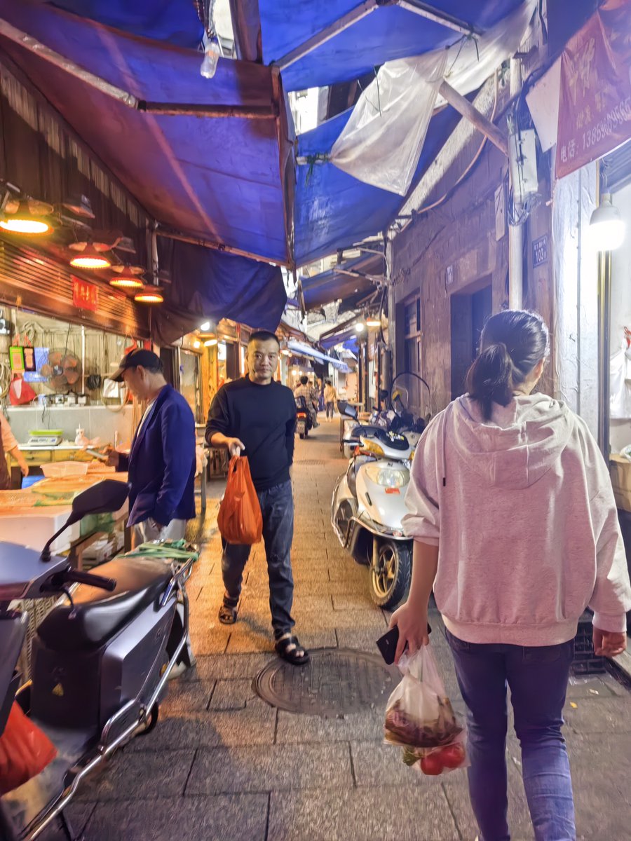 unith286649's tweet photo. Sunset hues painting the alley, the scent of street food drifting by—just a perfect unplanned urban moment.， https://t.co/wl316idZWs