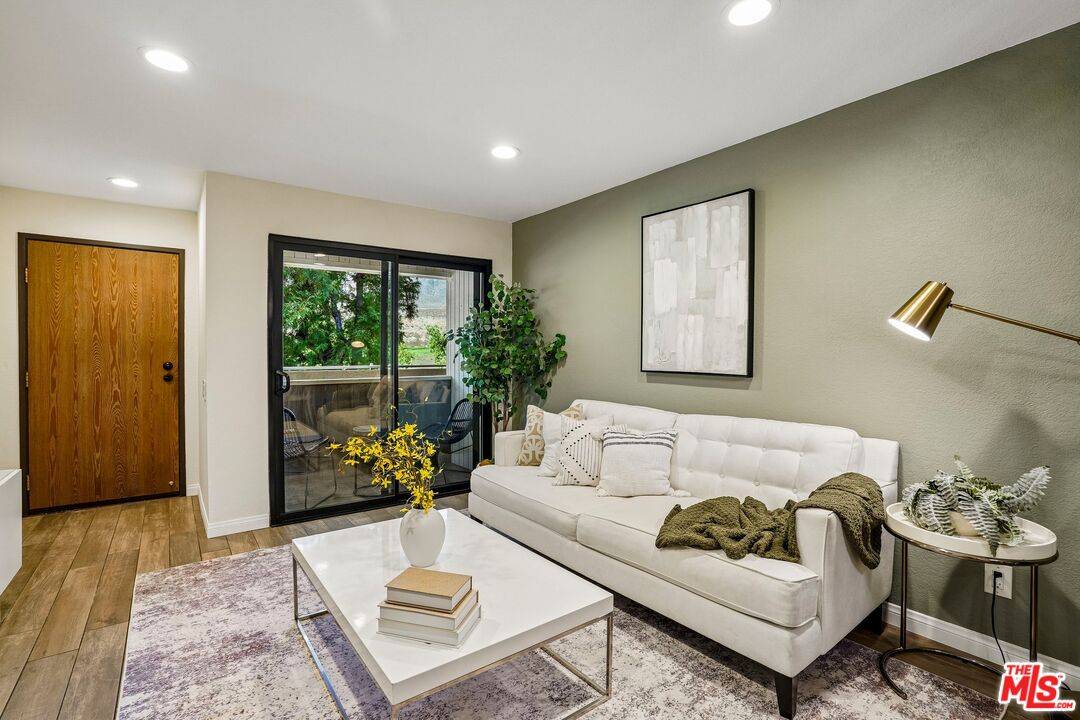 ocelotagents's tweet photo. New listing in Palm Springs with mountain views and serious pride of ownership 🌴  

This updated 1BR/1BA condo in Palm Springs Villas II offers Italian tile, dual-pane windows, remodeled kitchen, VA financing eligibility, and fee land (you own it).  

See more: https://t.co/3SW9vWulqq  

#PalmSprings #CondoLiving