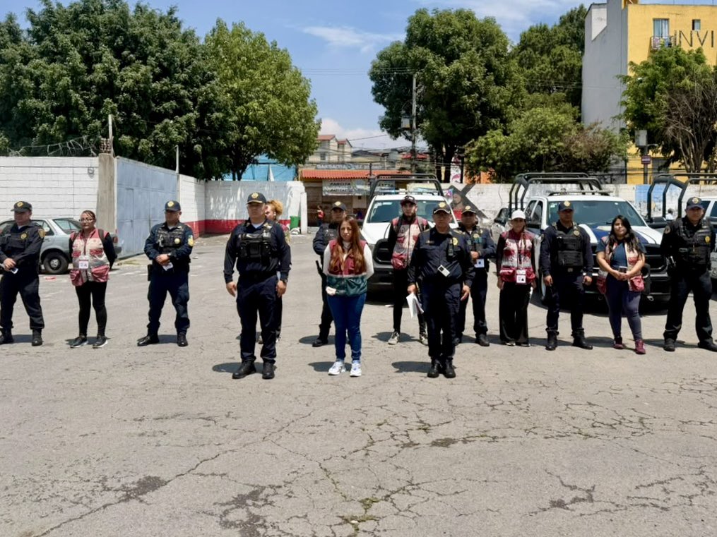 Thania_SolisMH's tweet photo. Este miércoles las cinco coordinaciones de la Casa de Gobierno en Miguel Hidalgo, en colaboración con la @SSC_CDMX, arrancamos la estrategia de nuestra Jefa de Gobierno @ClaraBrugadaM “Código 24/7 Policia en tu Calle” para fortalecer la cercanía con la ciudadanía y atender de manera directa,  eficaz y confiable la construcción de la paz y la seguridad entre todos. 

#PolicíaEnTuCalle