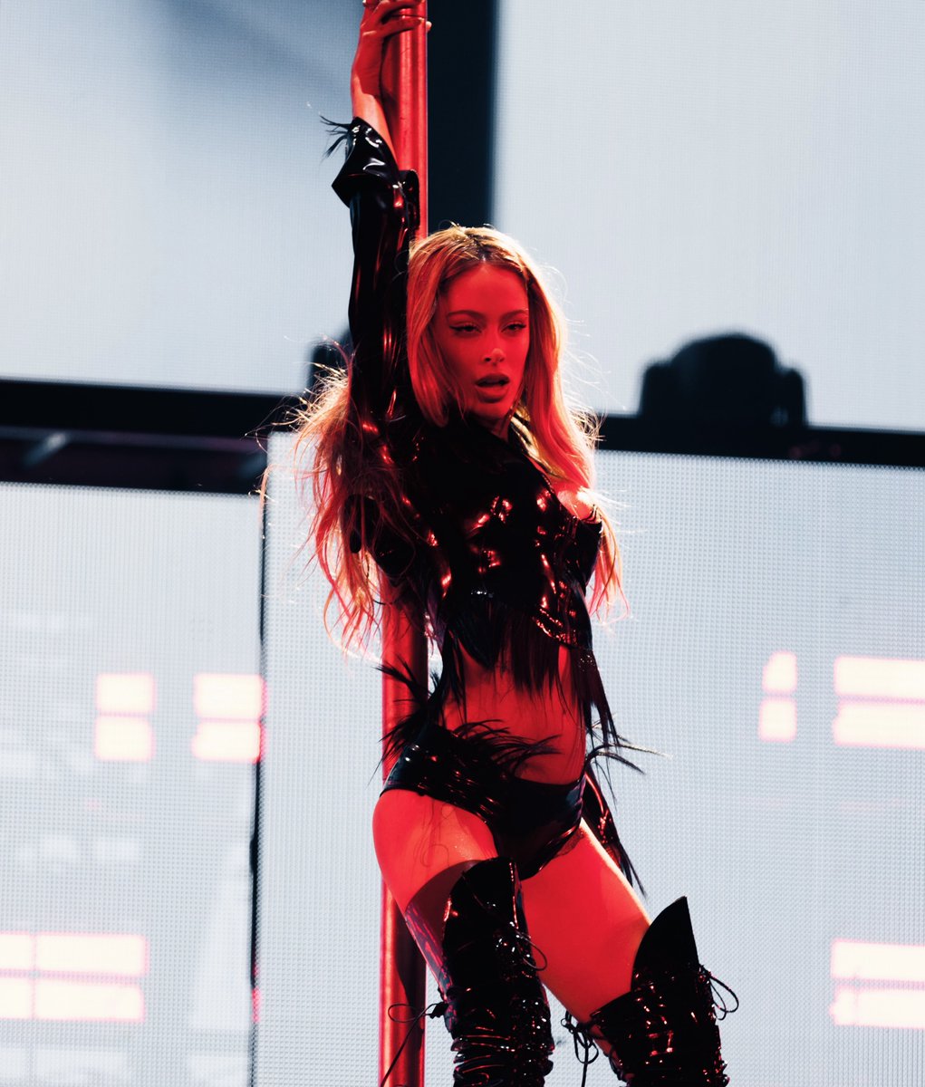 Iconicxtini's tweet photo. COMO PODES SER TAN POPSTAR https://t.co/Wd996wp3A1