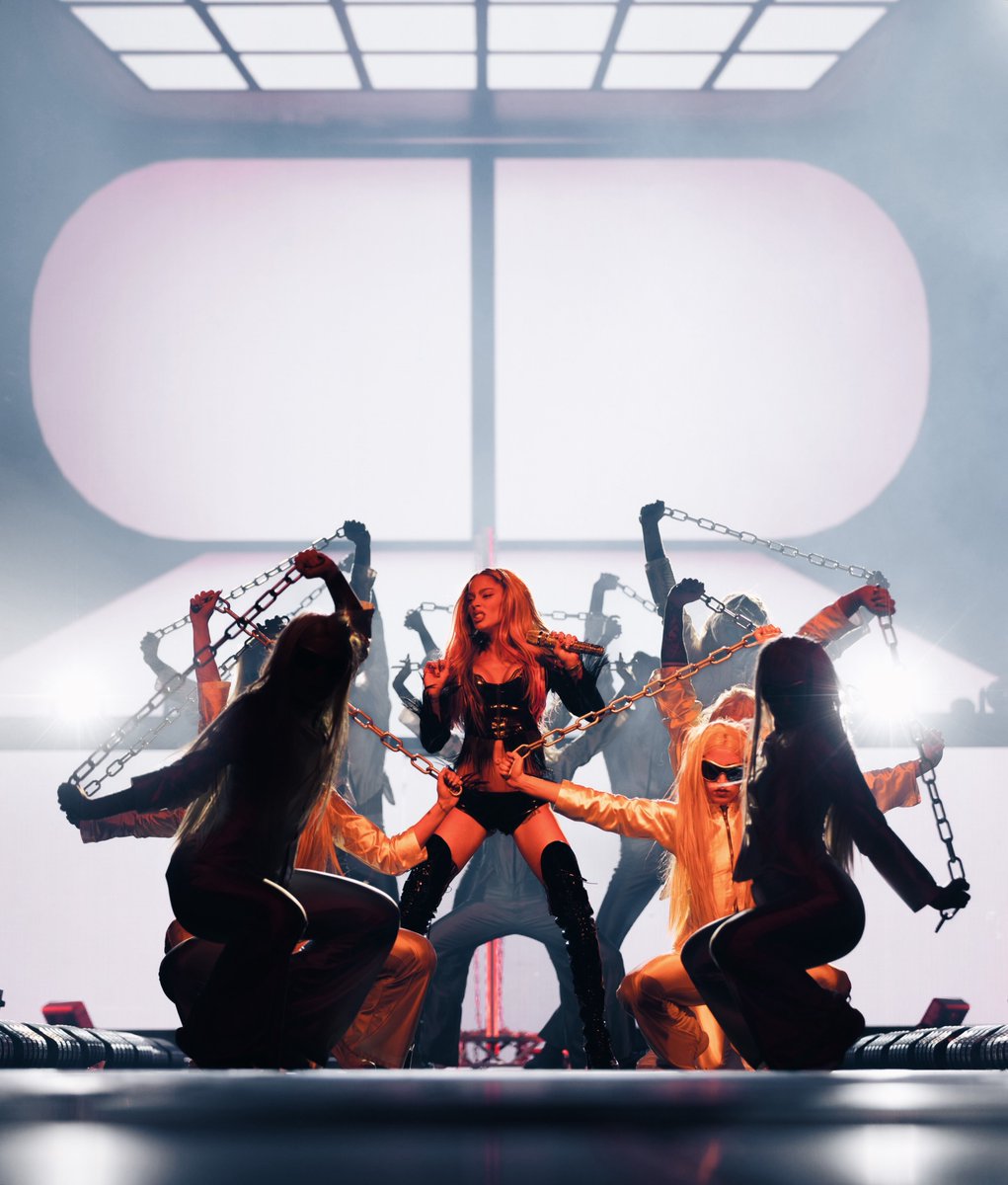 Iconicxtini's tweet photo. COMO PODES SER TAN POPSTAR https://t.co/Wd996wp3A1