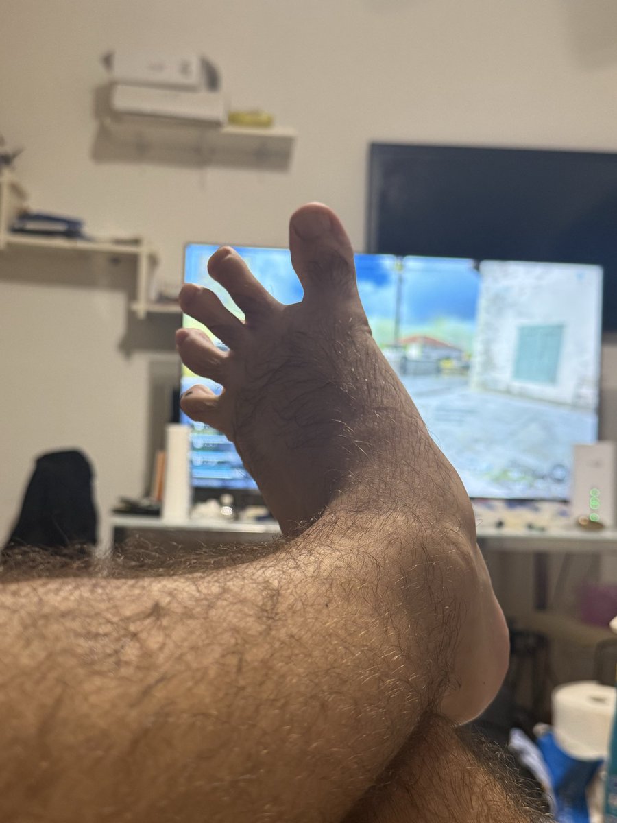simonepadrone's tweet photo. Pronto a calpestarvi zerbini🦶🏻🔻 #findom #schiavi #feticisti #fetish https://t.co/hYP4m4gRfV
