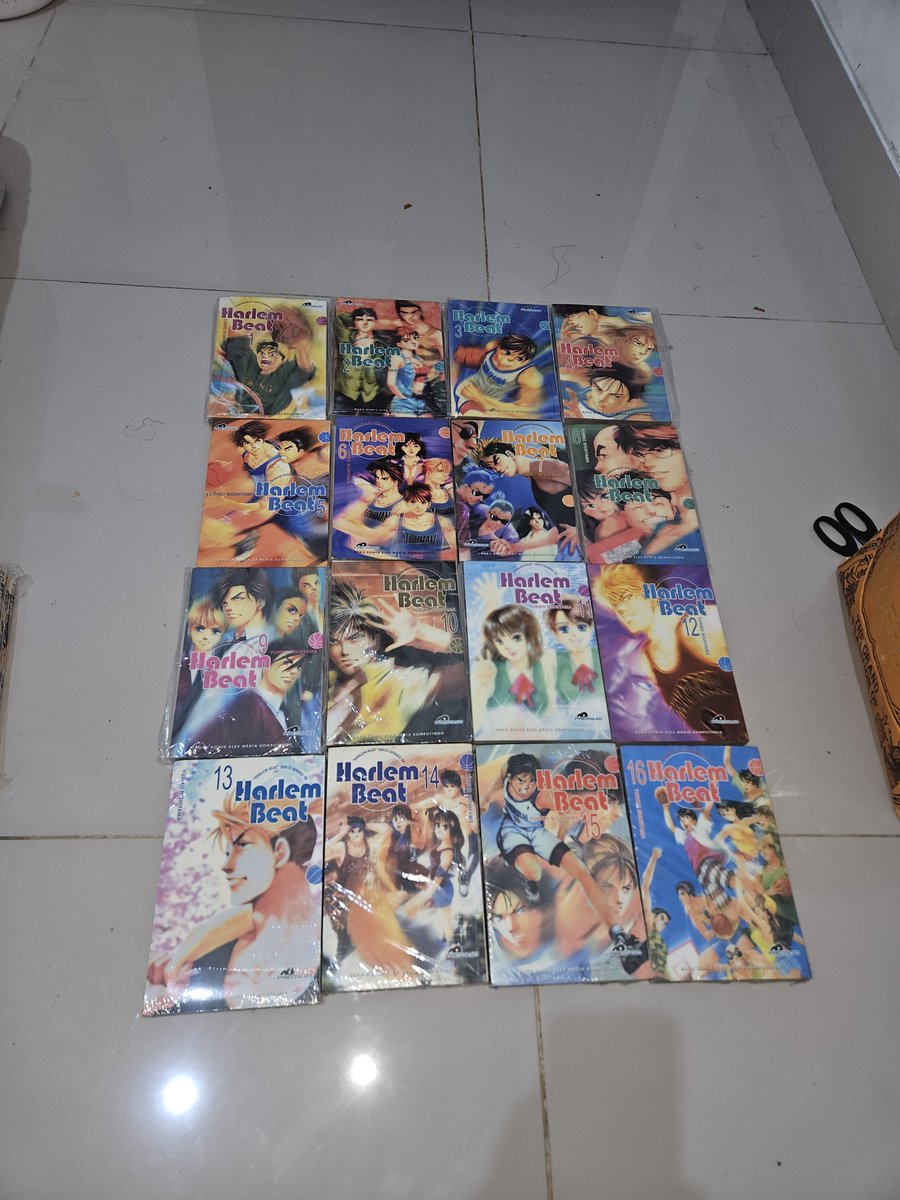 bolamantul's tweet photo. WTS komik Harlem beat premium fullset tamat 1-16. Vol 7, 13-16 segel, sisanya kolpri bagus tidak ada cap ataupun steples.

Minat? DM!!!! https://t.co/q9vRNR3hWr