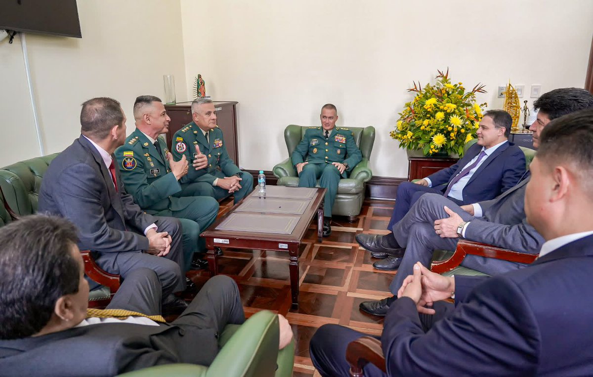 FuerzasMilCol's tweet photo. El señor @COMANDANTE_FFMM sostuvo un encuentro con el presidente y los senadores de la Comisión Segunda del Senado @ComisionSegunda, reafirmando el compromiso mutuo con la institucionalidad, la soberanía y el bienestar de los colombianos. https://t.co/5daDfPr7zC