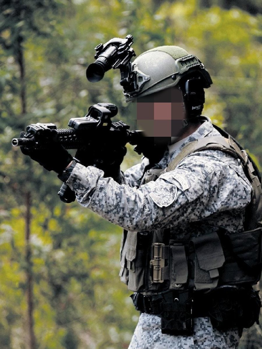 CCOESARCHIVE's tweet photo. @erichsaumeth Buena observación Erich, el destacamento FAC de la AFEAU (Charlie) No emplea la ARX-160 porque la agrupación tiene estandarizada la M4A1 y la XM4 (M4 block II) en todos los destacamentos.

El ARX-160 está estandarizado únicamente para labores de seguridad y defensa de bases. https://t.co/3mDjf7ghGj
