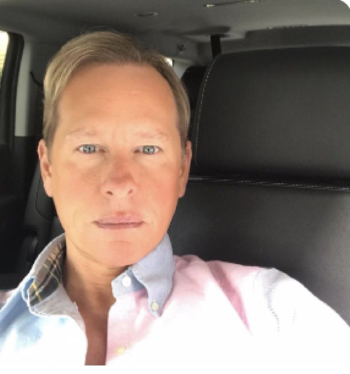 DungeonDingler's tweet photo. Trying to be nonchalant on the bus but u can feel ur lips and belly jiggling all over the place https://t.co/qUJ4c0gFEu