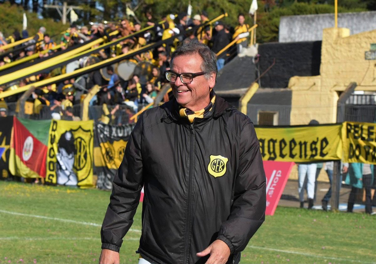 SFronteiraFC's tweet photo. BAGÉ🟡⚫️

Pedro Trindade Martins, mais conhecido como Sabella, está de volta ao Jalde-Negro. Ele assume, neste período, a função de Diretor Executivo do clube.

Com uma história construída dentro do Grêmio Esportivo Bagé, Sabella já exerceu a presidência do clube por dois anos e também atuou em diferentes áreas, como treinador e preparador físico.

Durante seu mandato como presidente, esteve à frente do clube na conquista de um momento marcante: o acesso em 2022.
