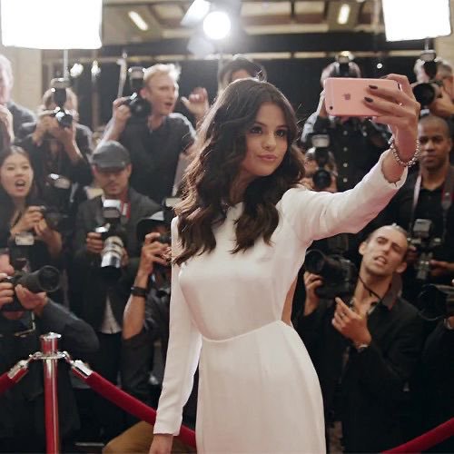 enzofwd__'s tweet photo. selena gomez 

iPhone 6s, iPhone 11 https://t.co/MByJ2WCN6K
