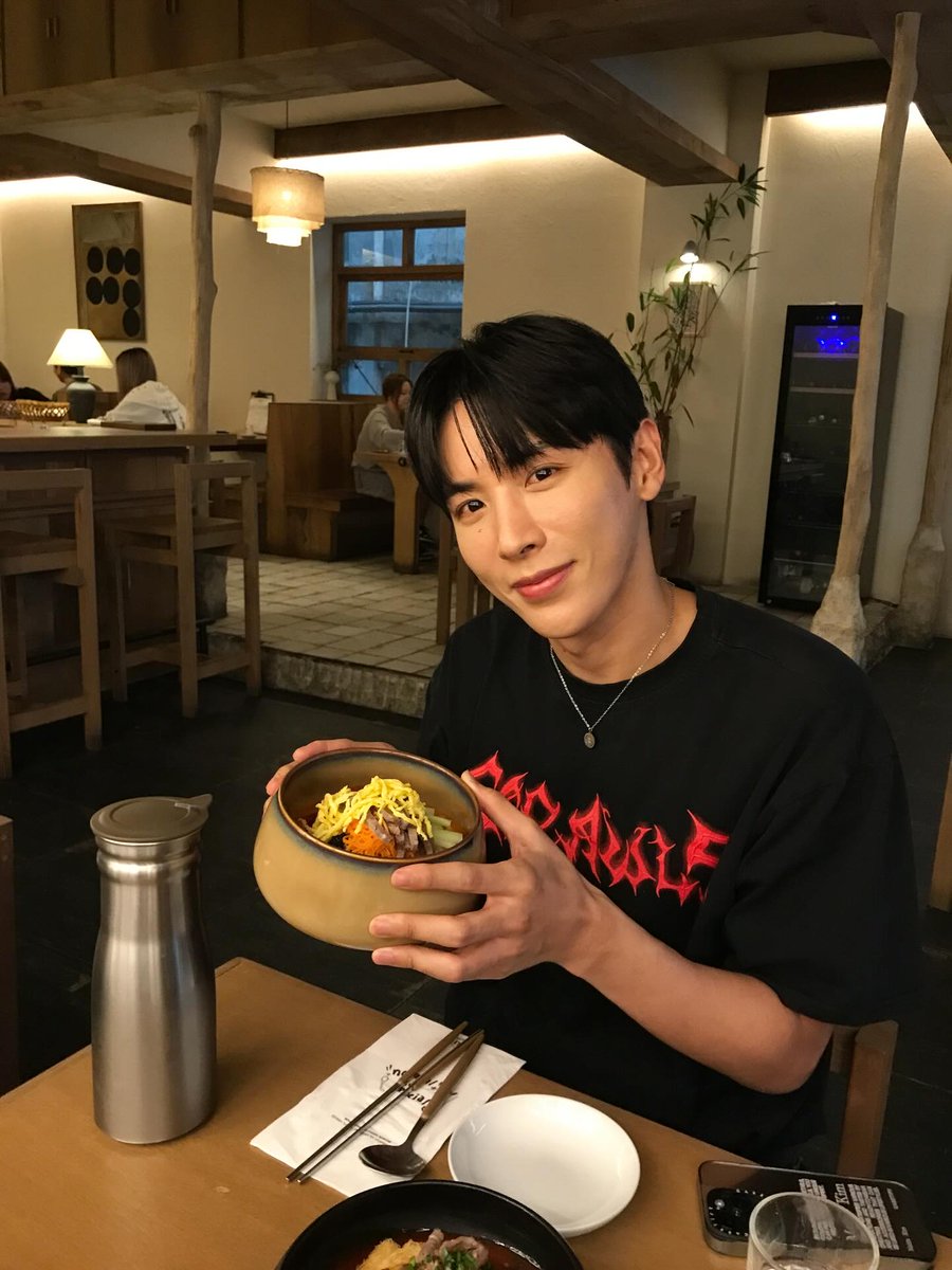 UpdateKBoys's tweet photo. Feliz aniversário para o YooOne (OTC), que hoje completa 32 anos! 🎉
#HAPPYYOOONEDAY
#YOOONE #유원 https://t.co/yEYFInFApT