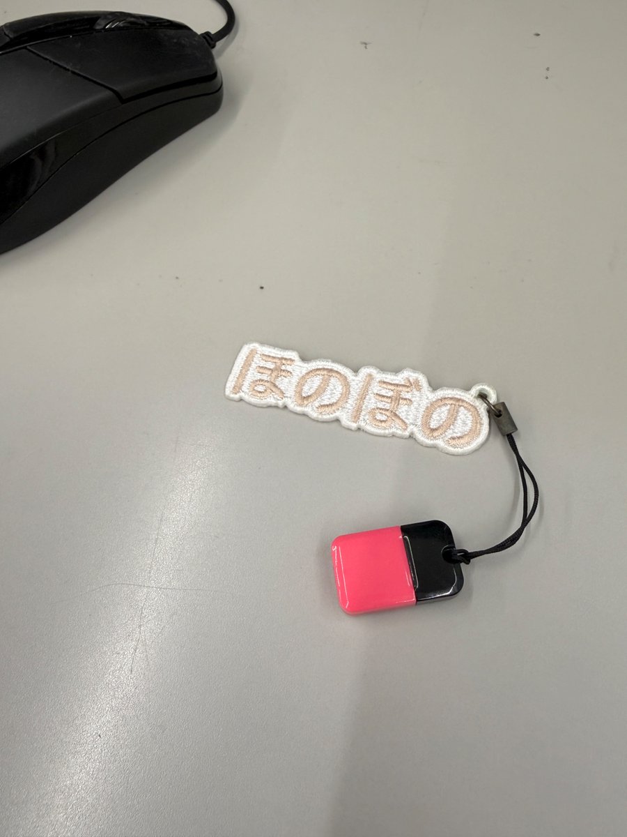 _stonethrow_'s tweet photo. 絶対無くすであろうUSBメモリは刺繍チャームをつけてる。
これで無くさない！ https://t.co/eym2i14a6S