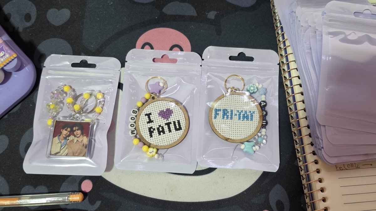 grimmandy_sell's tweet photo. 💜💛 para todo mundo que for daily:

fiz algumas blind bags para distribuir no dia do fanmeeting de Only Friends: Dream On.

tem adesivos, modelos de chaveiros e de pulseirinhas...

(postando aqui pq minha conta principal é fechada rs) https://t.co/A4JHoR3CIW
