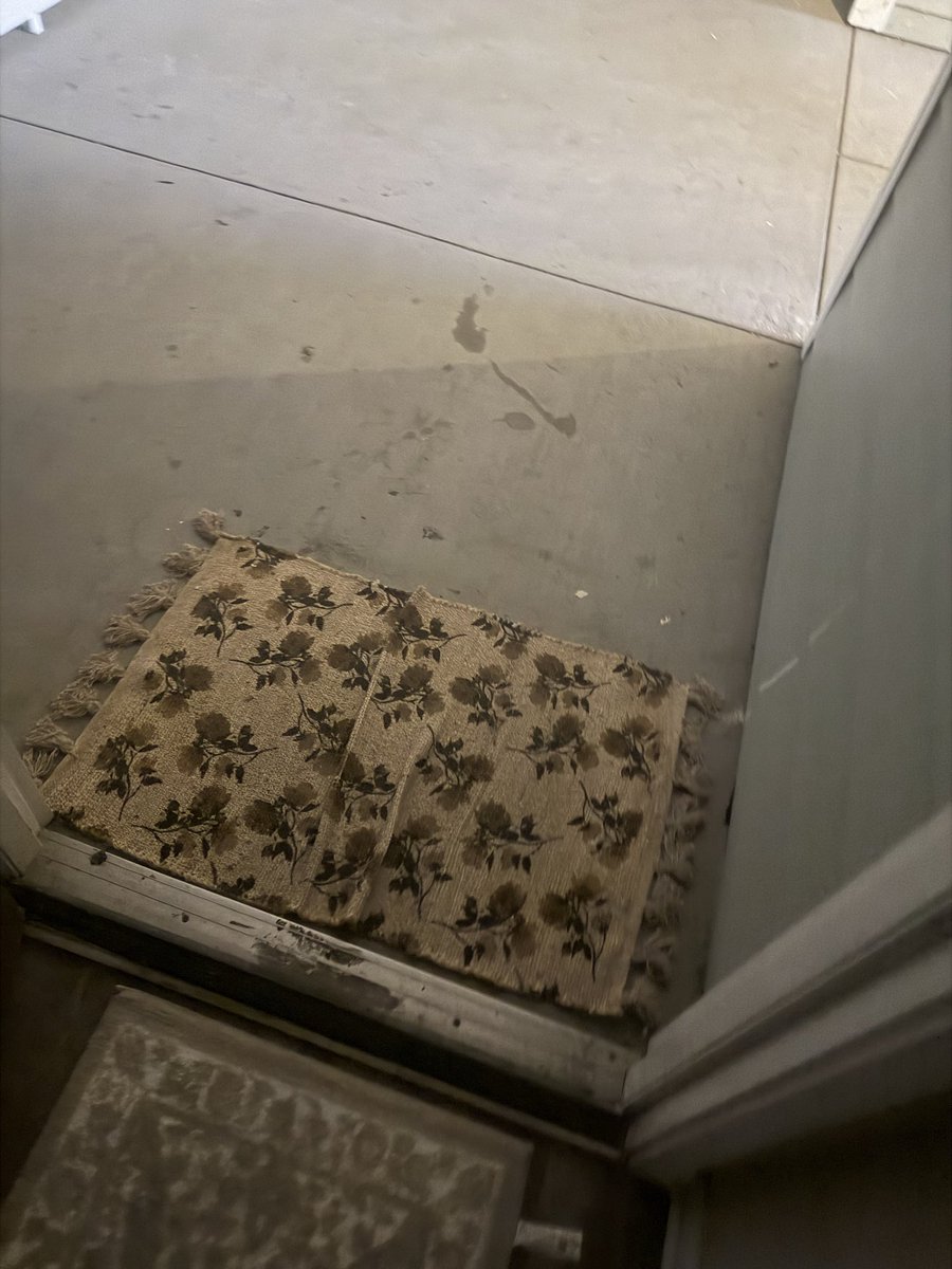 SyrieBabyy's tweet photo. @UberEats Welp I guess she meant that i wasn’t gonna get my food ! I assume she didn’t realize she forgot to hang her phone up .. She left a nasty voicemail. &amp; took my food. I never received my food. Idk what ubereatz has going on but make it to where we can call again! https://t.co/iOyzMphN2G