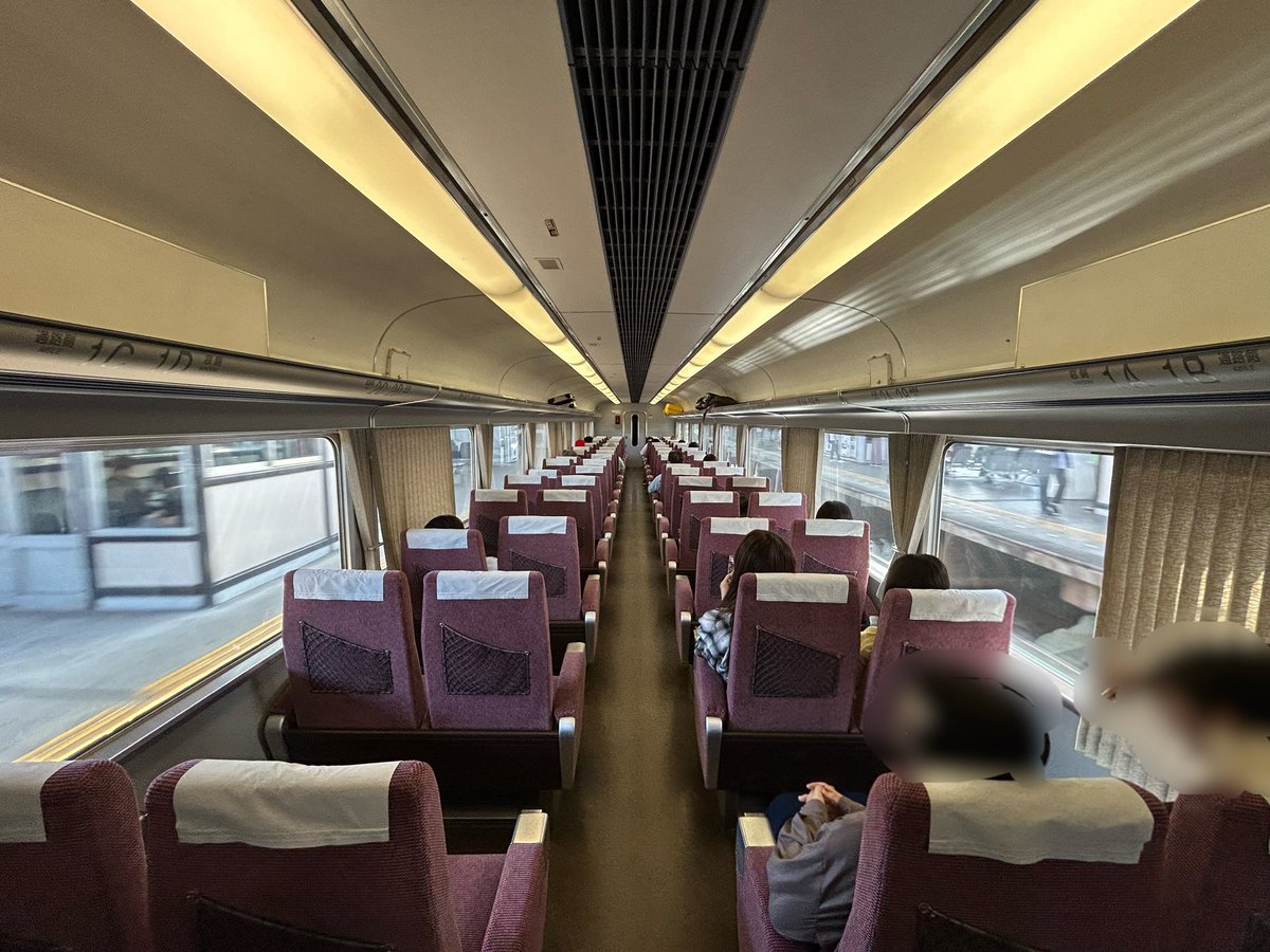 201Loop's tweet photo. 近鉄特急の古参、12410系の賢島行き特急に乗車。
齢50近い車両は改良されてるものの昭和を知らない自分でも昭和のノスタルジックを感じて良き。驚くほど滑りが悪いテーブルとﾊﾞｲﾝﾊﾞｲﾝにきしむ座席も良いけど全面の特急のフォントが特に至高。 https://t.co/pNNtXQoina