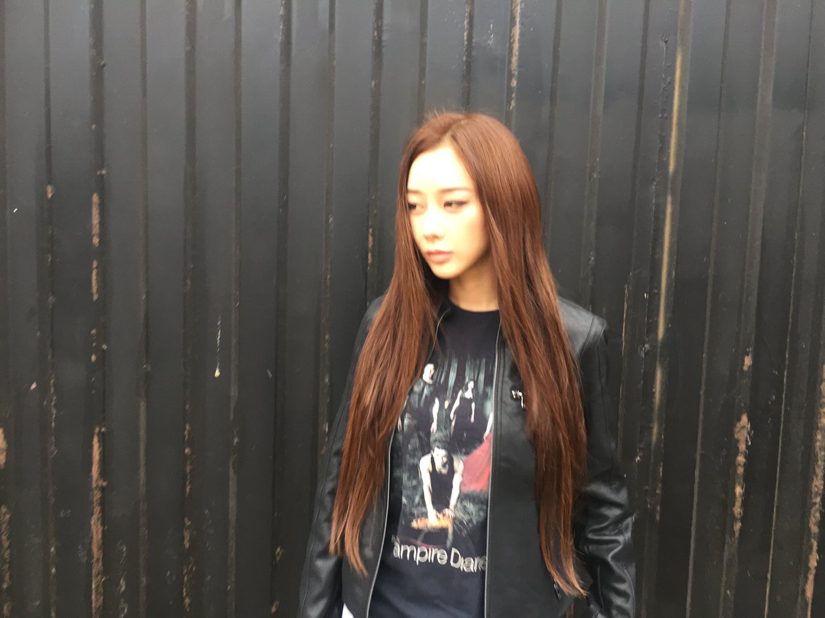 aeribbls's tweet photo. [260909] 🌙💭 - 5:55pm (PET)

- [📸*9]
- how’s my brown hairrr? https://t.co/gbS5oiz9Jl
