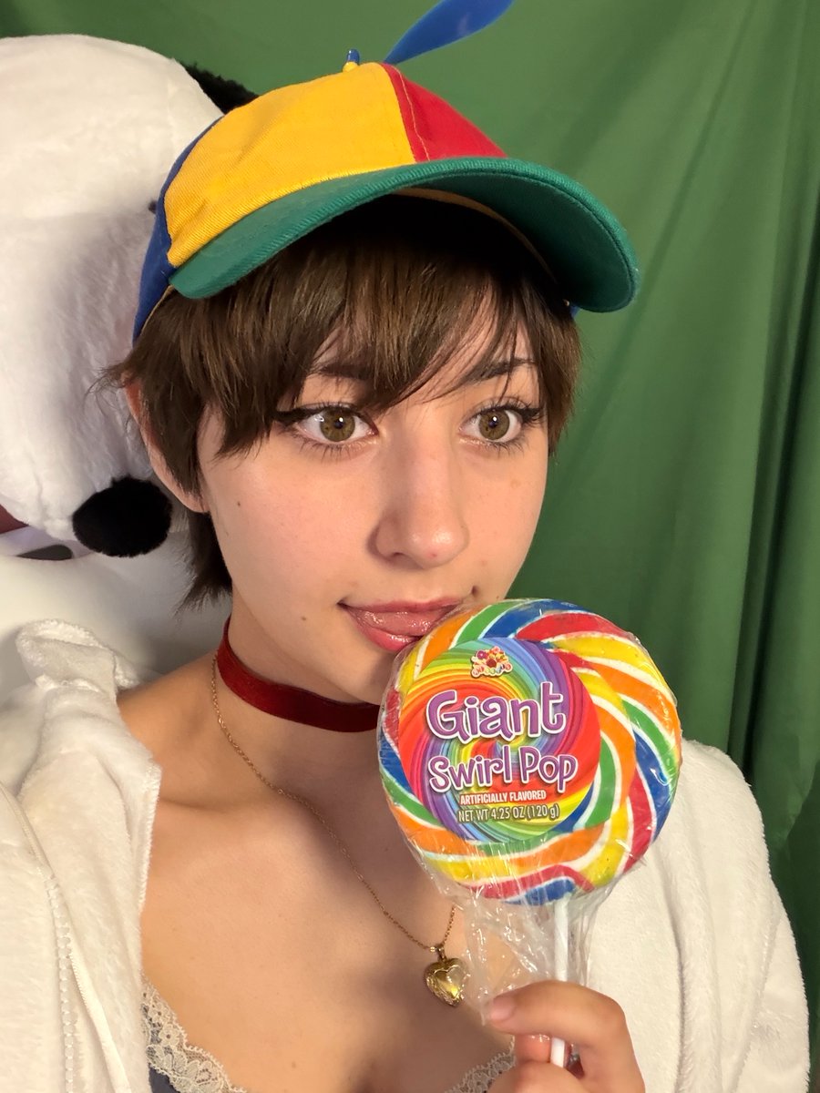 MimiDoesCosplay's tweet photo. I’m late to my own stream cus walmart run BUT ITS TIME FOR SOME DEEBEEDEEE

https://t.co/q8FLLp90ZC https://t.co/Nf6q6XR67c