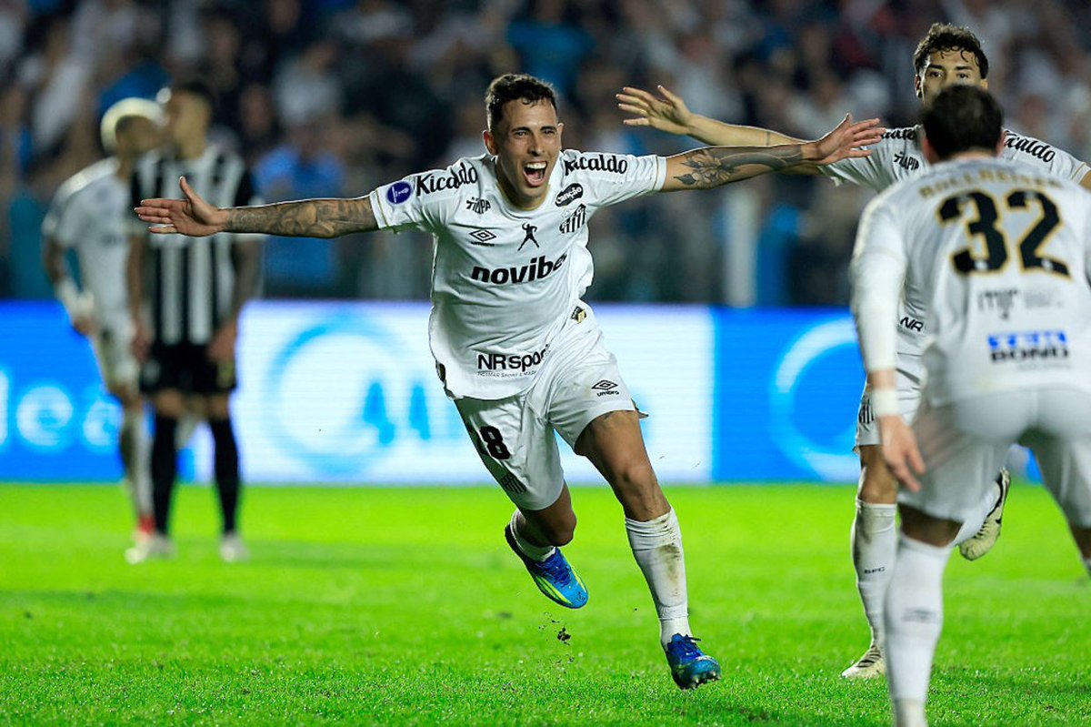FutGooll's tweet photo. Copa Sulamericana 
Santos 2 ❌ 0 Atlético-MG 
⚽ 1X0 - William Arão 
⚽ 2X0 - Christian Oliva 

Santos venceu o Atlético e está em vantagem nas quartas de final. A volta será na Arena MRV, com o Peixe podendo até perder por um gol de diferença para se classificar. #Sulamericana https://t.co/HTmQBZwZJl