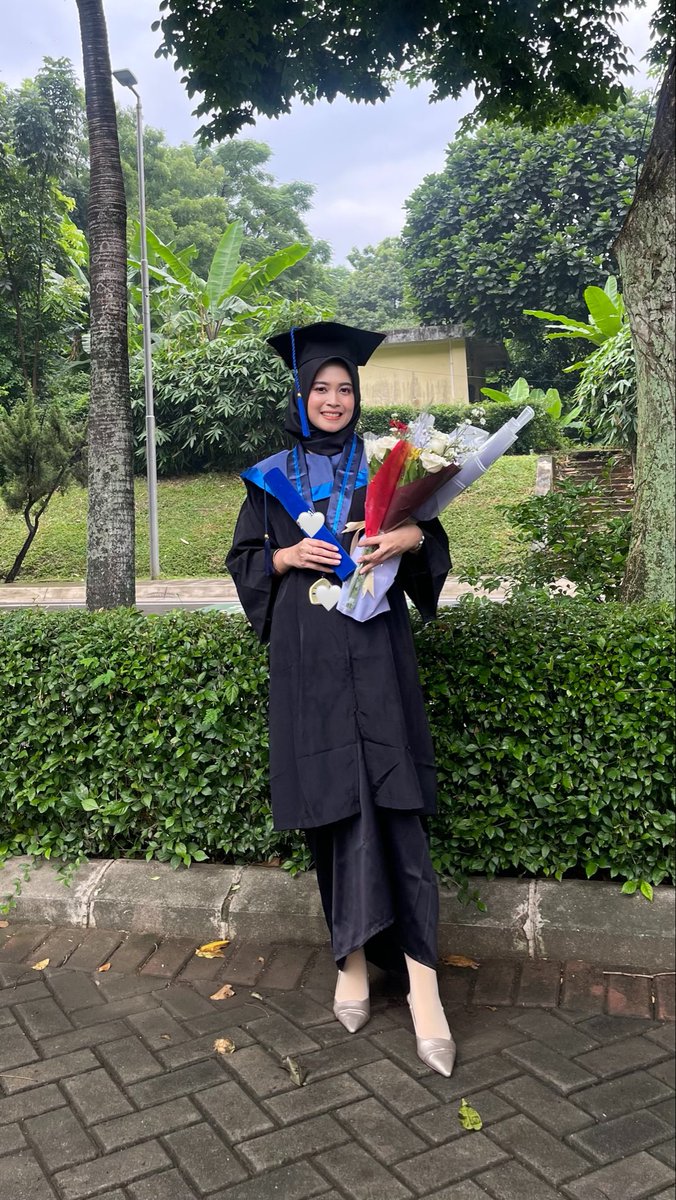 sintakayaknyaa's tweet photo. spill foto wisuda kamu!

kalo inget perjuangannya, rasanya ga pengen ngulang lagi, tapi seru sih🤣 https://t.co/qvQtptDqKl