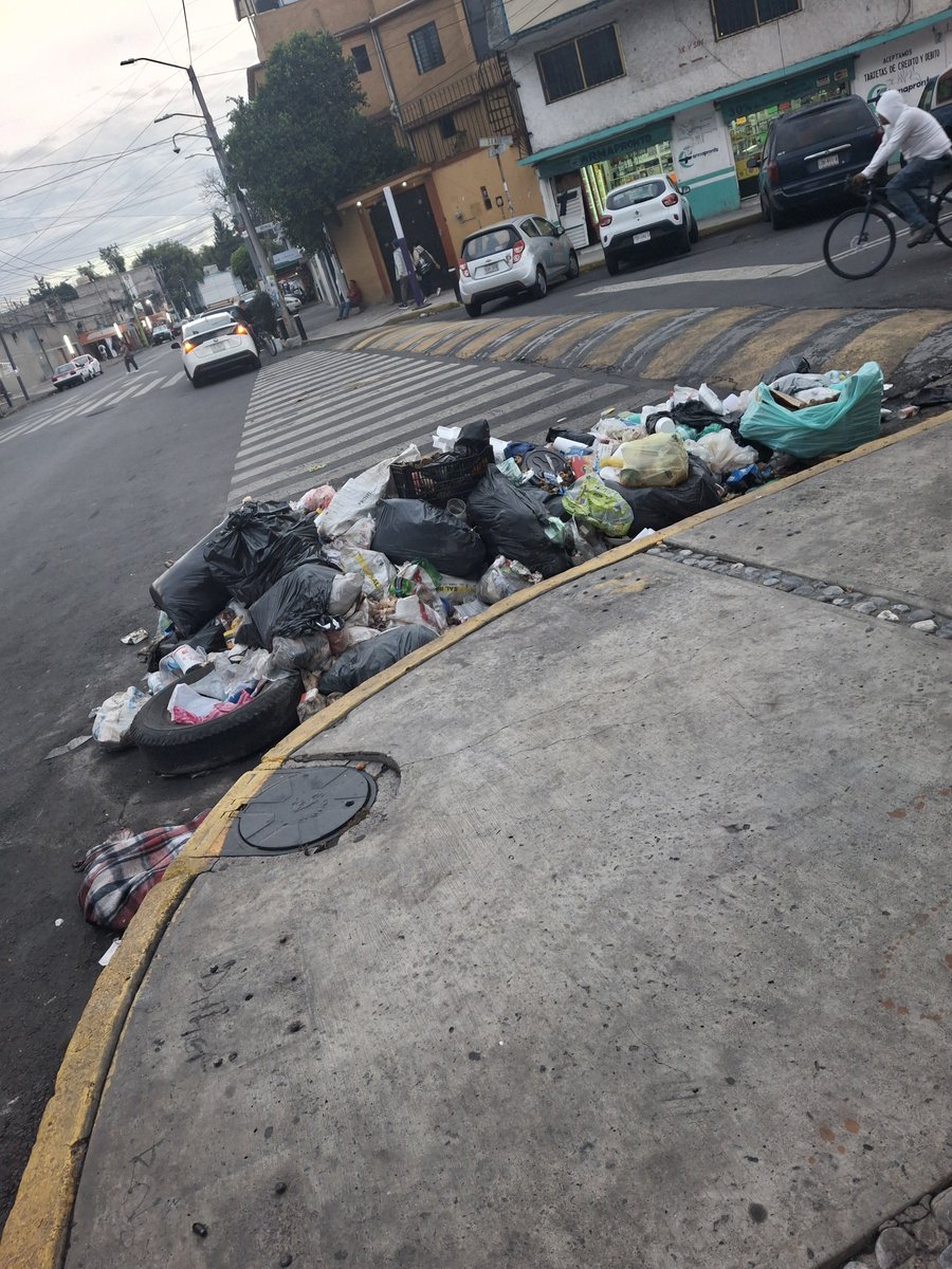 diaz_jashel's tweet photo. Basurero sobre av apaches esquina cahitas , #delegacióncoyoacan #gob #stopbasura #Coyoacán https://t.co/qBjDKpdTkf