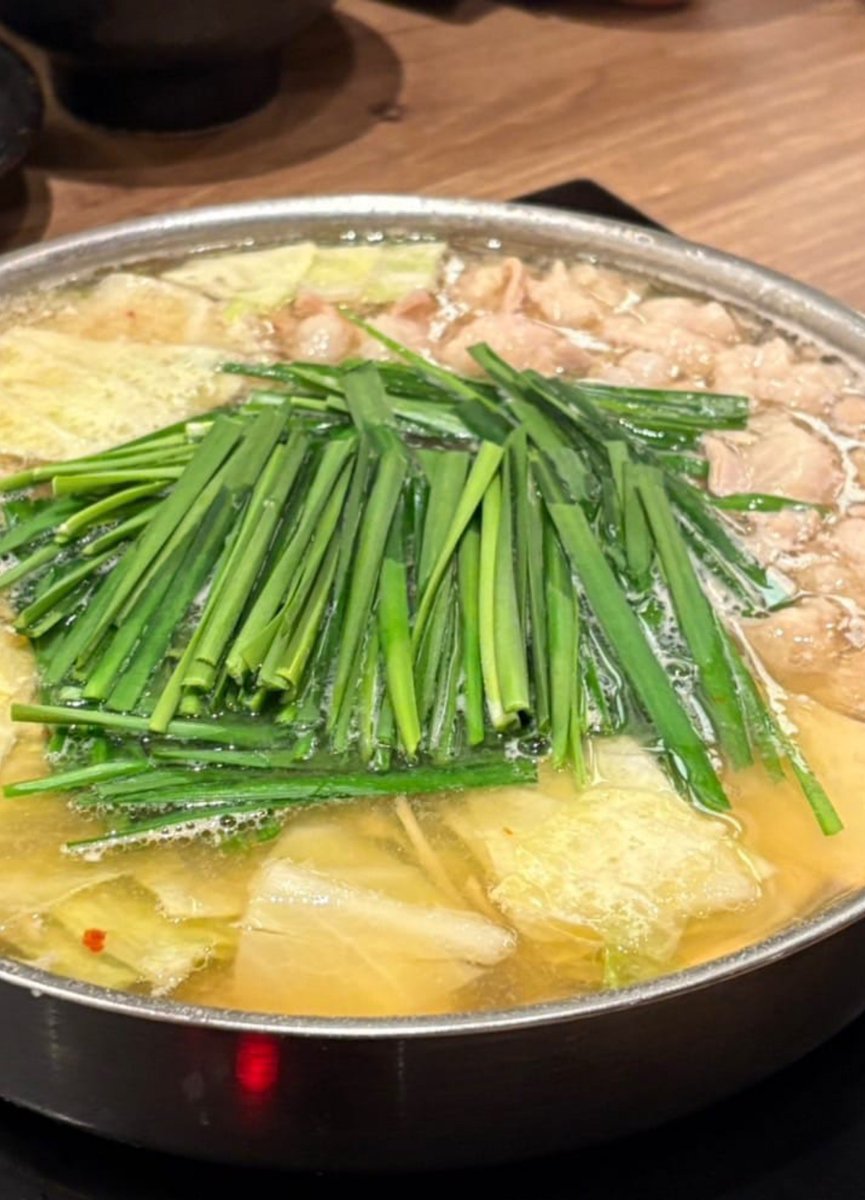 ahyeonnl's tweet photo. ︎ ︎ ︎ ︎ ︎ ︎ ︎ ︎ ︎ ︎
Aroma hangat mengepul dari panci, bersanding dengan kesederhanaan menu di meja. Tangan menadah sejenak, mengucap syukur dalam hening yang damai. “Mari makan,” bisik hati dengan tulus, menyambut suapan pertama yang menghangatkan tubuh.
︎ ︎ ︎ ︎ ︎ https://t.co/wXdDZP9gDg