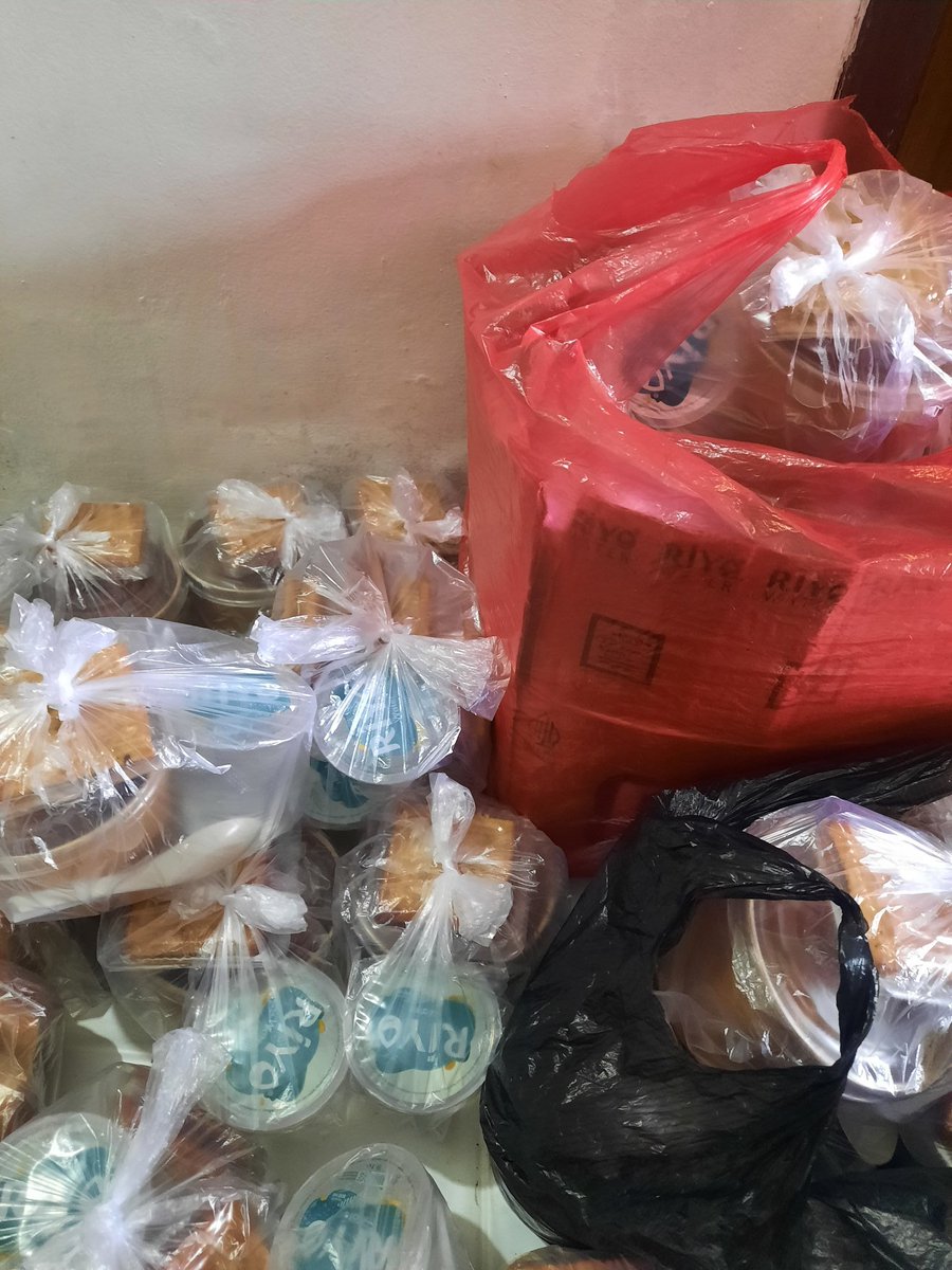 EndangAlfarizy's tweet photo. Jualan lagi sangat sepi..
Fa inna maal usri yusro, inna maal usri yusra

Mari bantu larisin buat pengiriman besok, gabin aneka rasa bisa kirim ke luar kota

Yang mau paket nasi jumat berkah/nitip dibagikan pun bisa (didokumentasikan)
Menu besok bikin paket nasi, ayam goreng+bihun https://t.co/3m2ktTPgIV