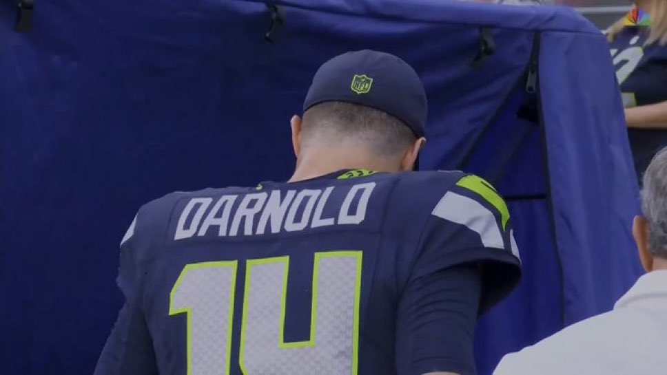 FullTiltSports1's tweet photo. 👀👀 
#seattle #nfl https://t.co/Fd9Zf26eGI