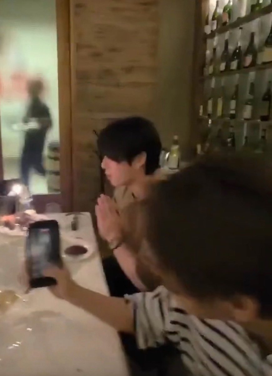 winter17_tkbear's tweet photo. Taehyung estando presente en cada celebración de cumpleaños de Jungkook nos demuestra lo importante que es para él y lo feliz que hizo a Jungkook al prepararle esa sorpresa de cumpleaños,cuando Jungkook estaba triste porque pensaba que no celebraría su cumpleaños coreano
 😭😭❤️ https://t.co/Kc1e1frazt