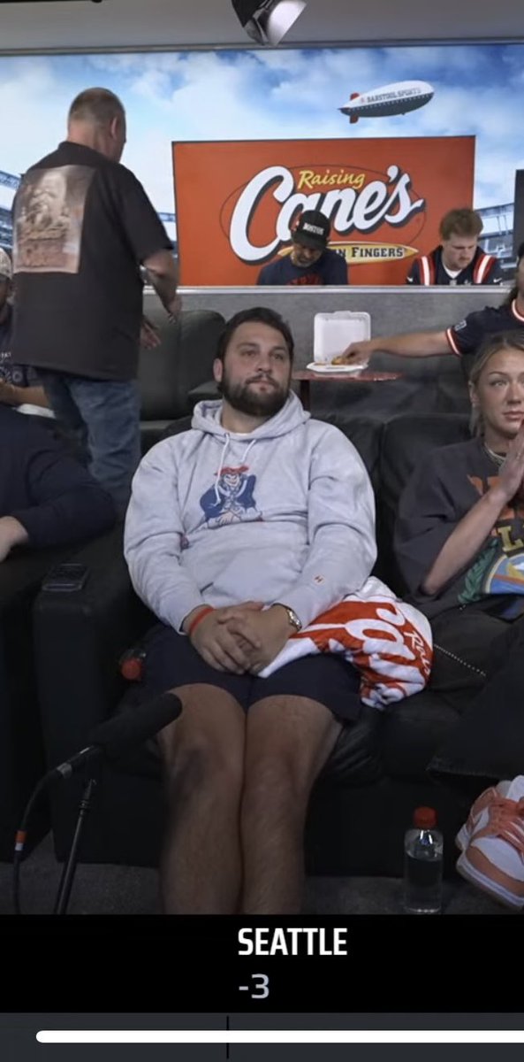 viennakevlar's tweet photo. @BarstoolBigCat Tough new couch day for my guy @danabeers https://t.co/dki8B9KF95
