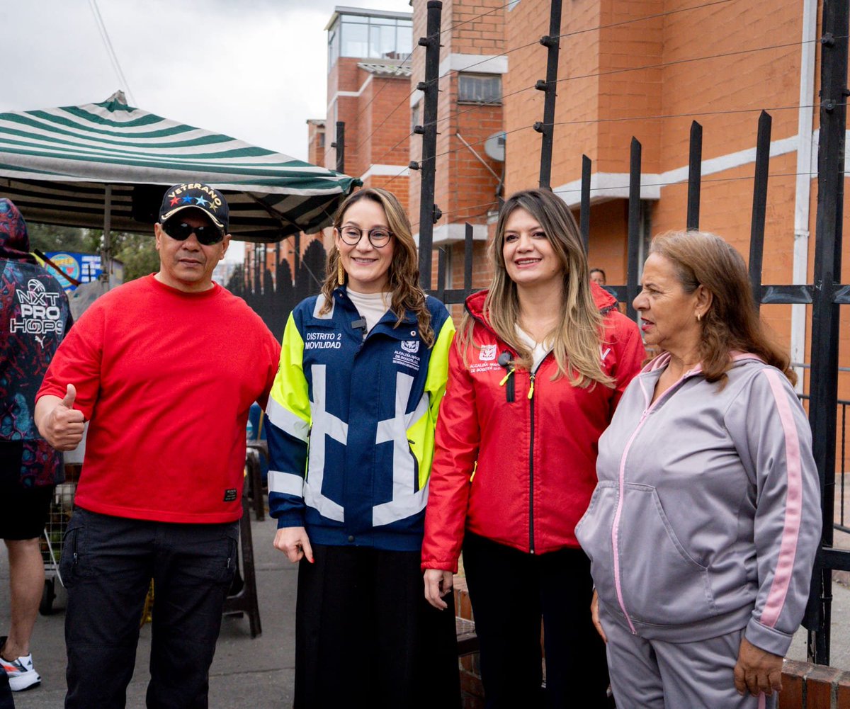 monicaruedap's tweet photo. Estuve en el #Tintal en una nueva jornada de #GabineteAlBarrio junto a la secretaria de Movilidad, @Maferoc, haciendo seguimiento a los resaltos parabólicos que implementamos en el sector para mejorar las condiciones de seguridad vial.👇🧵 https://t.co/NqG7acJNSA