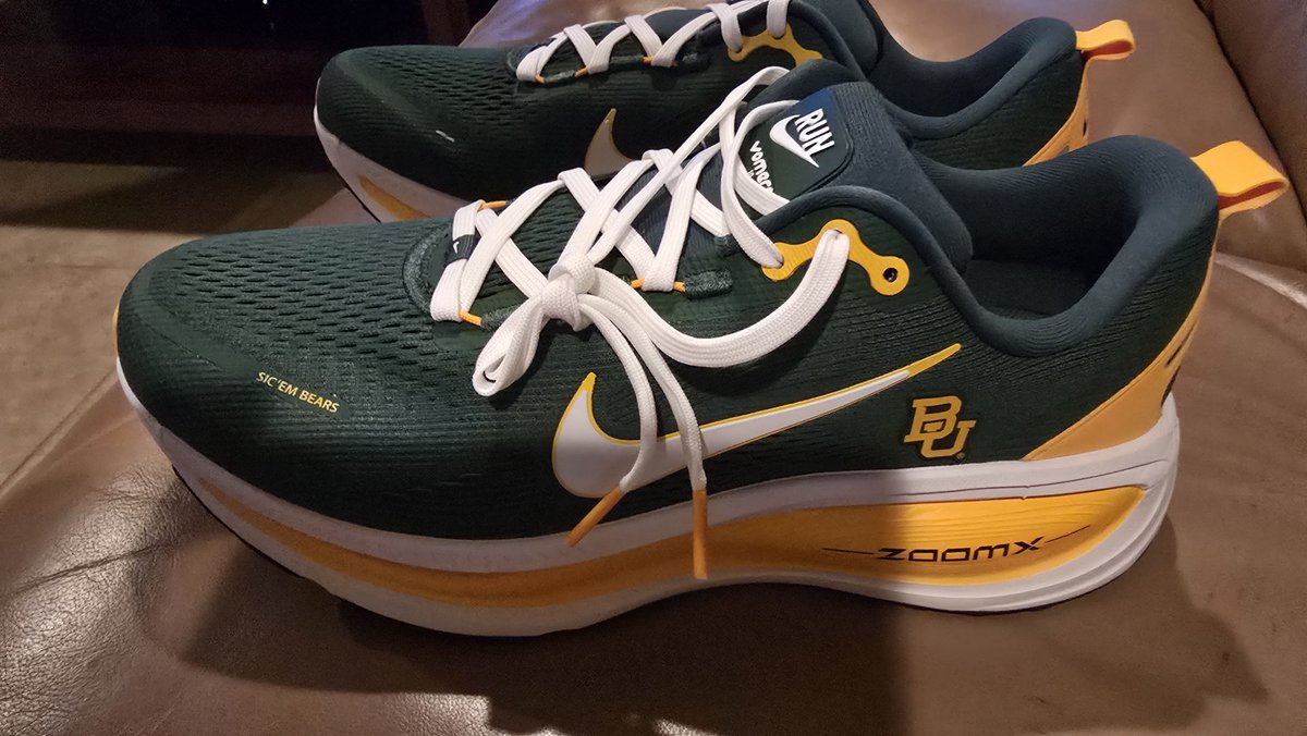 R_P_H__1's tweet photo. Nike Vomero 18 Baylor addition with ZoomX and ReactX cushioning. 🐻 #SicEm https://t.co/Zpni11BUl6