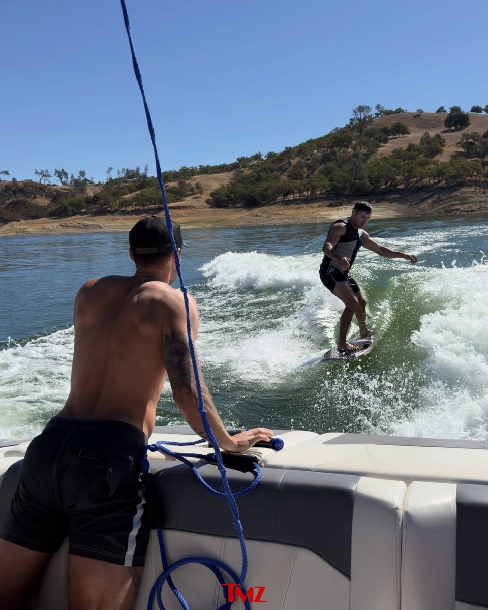 TMZ's tweet photo. The Efron bros, Zac and Dylan, are making big, bulky waves and showing plenty of skin during a sun-soaked lake getaway. 🔥😎

📸: Instagram/ dylanefron https://t.co/W5KbkhICpO
