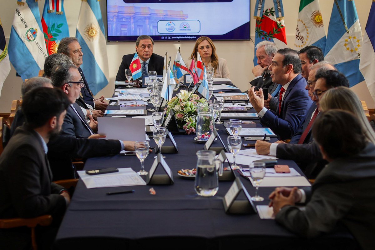 TeresitaMadera's tweet photo. La Rioja es sede de la Mesa Ejecutiva del Parlamento del Norte Grande. Junto a vicegobernadores y autoridades legislativas de las 10 provincias, debatimos acuerdos y escuchamos a sectores productivos, académicos y de innovación.

Mañana sesionamos en el Plenario para seguir consolidando una agenda federal con desarrollo real para nuestra región. 🇦🇷