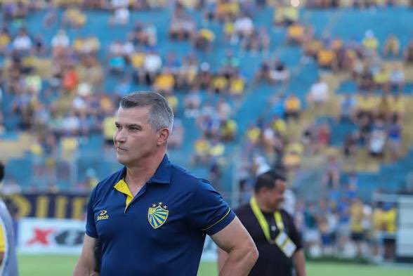 SFronteiraFC's tweet photo. Em coletiva, Alessandro Telles admite a possibilidade de ter que mudar sua forma de jogar até jogar por uma bola devido as péssimas condições do gramado da Boca do Lobo. https://t.co/9vMGr4nVHW