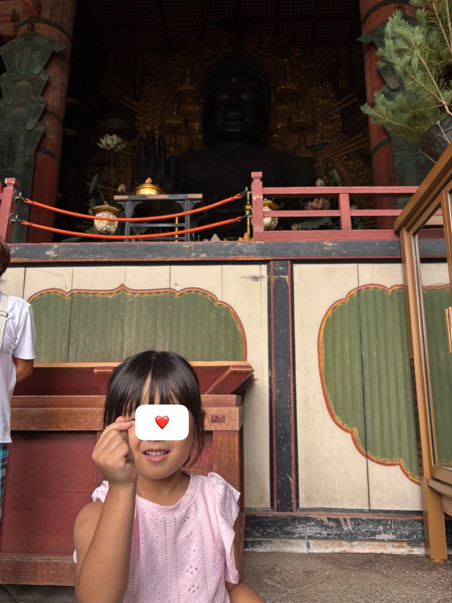 mocha0143's tweet photo. 先日の奈良公園。大仏の前で🫰の娘と抹茶ソフトに舌鼓の息子。私は駅で大好きなみむろの最中を見つけて秒でレジに持って行った。前回の4年前はコロナ明けで閑散としてたけど、今は外国人や修学旅行生で賑わってて活気があった https://t.co/LLS6UPuNi3