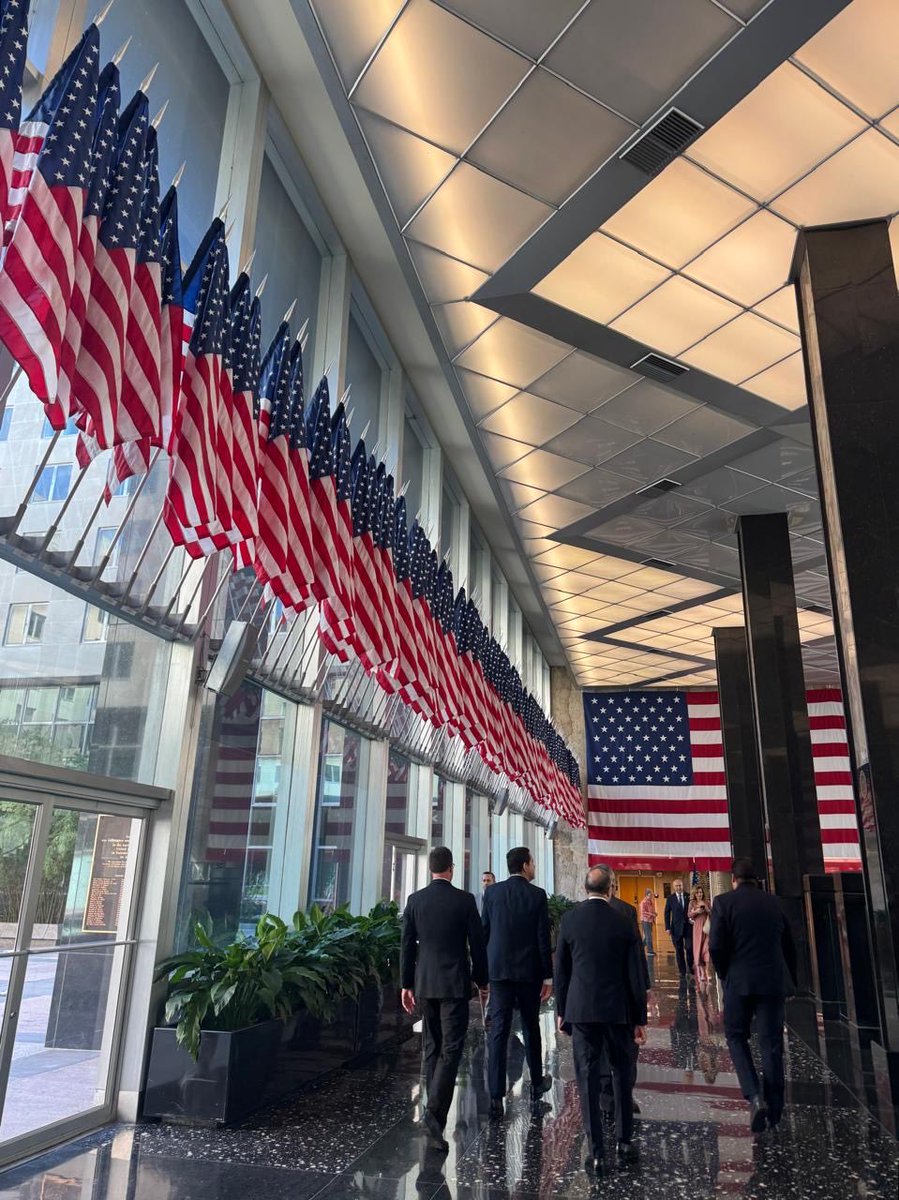 eehercules's tweet photo. Desde Washington seguimos consolidando relaciones y oportunidades para Honduras. 

En estos primeros días de trabajo nos reunimos con representantes de la Cuenta del Milenio, el FMI, el Departamento de Estado y el Tesoro de EE. UU.

Con Nigel Chalk y su equipo del FMI abordamos la sexta revisión del programa, prevista para octubre, y comenzamos conversaciones sobre lo que haremos los próximos 3 años y medio.

Dimos  seguimiento al proceso de evaluación de Honduras para seguir trabajando con la Cuenta del Milenio y reactivamos relaciones con el Tesoro de EE. UU., después de más de cuatro años.

Somos #UnGobiernoQueHace
