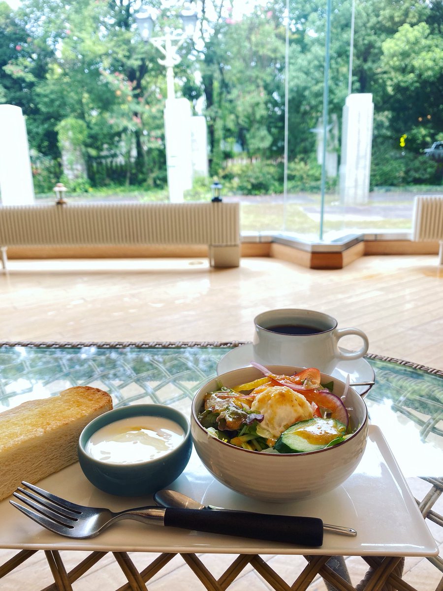 cafemokujido's tweet photo. 久しぶりに気持ちのいい朝ですね𓇬𓂂
暦の上では草露白（くさのつゆしろし）
夜の間に大気が冷え込み、草花に降りた朝露が白く光って見えるようになる本格的な秋の始まりです🍁🍂 
毎日季節の移り変わりを繊細に捉えていた昔の人たちの生活って豊かですね💭
現代人の私は今日もあくせく働きます！ https://t.co/fb52ee8hvV