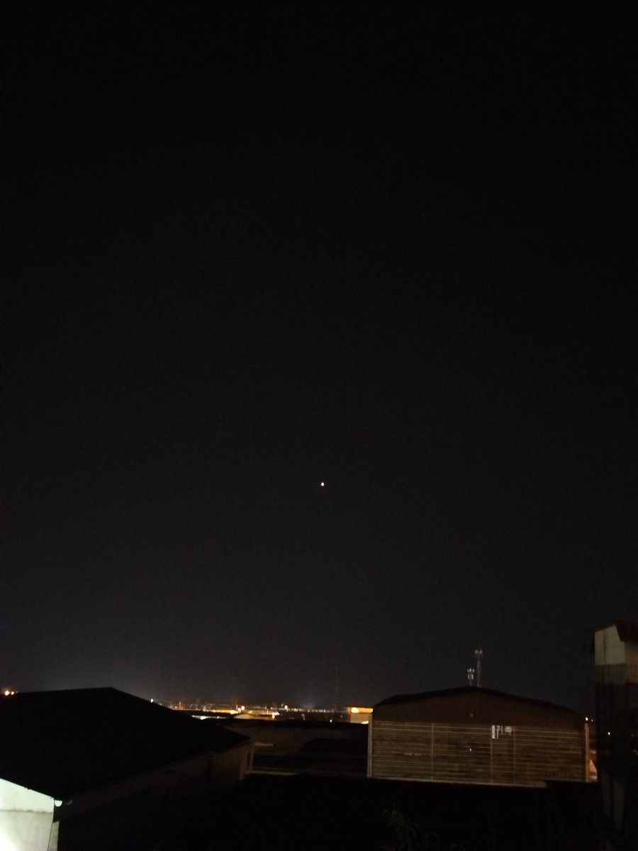 _frappetite's tweet photo. De nuevo se ven las luces naranjas alrededor de eso brillante 🤔 "los supuestos drones"  #antofagasta https://t.co/XfPDPoUeV2