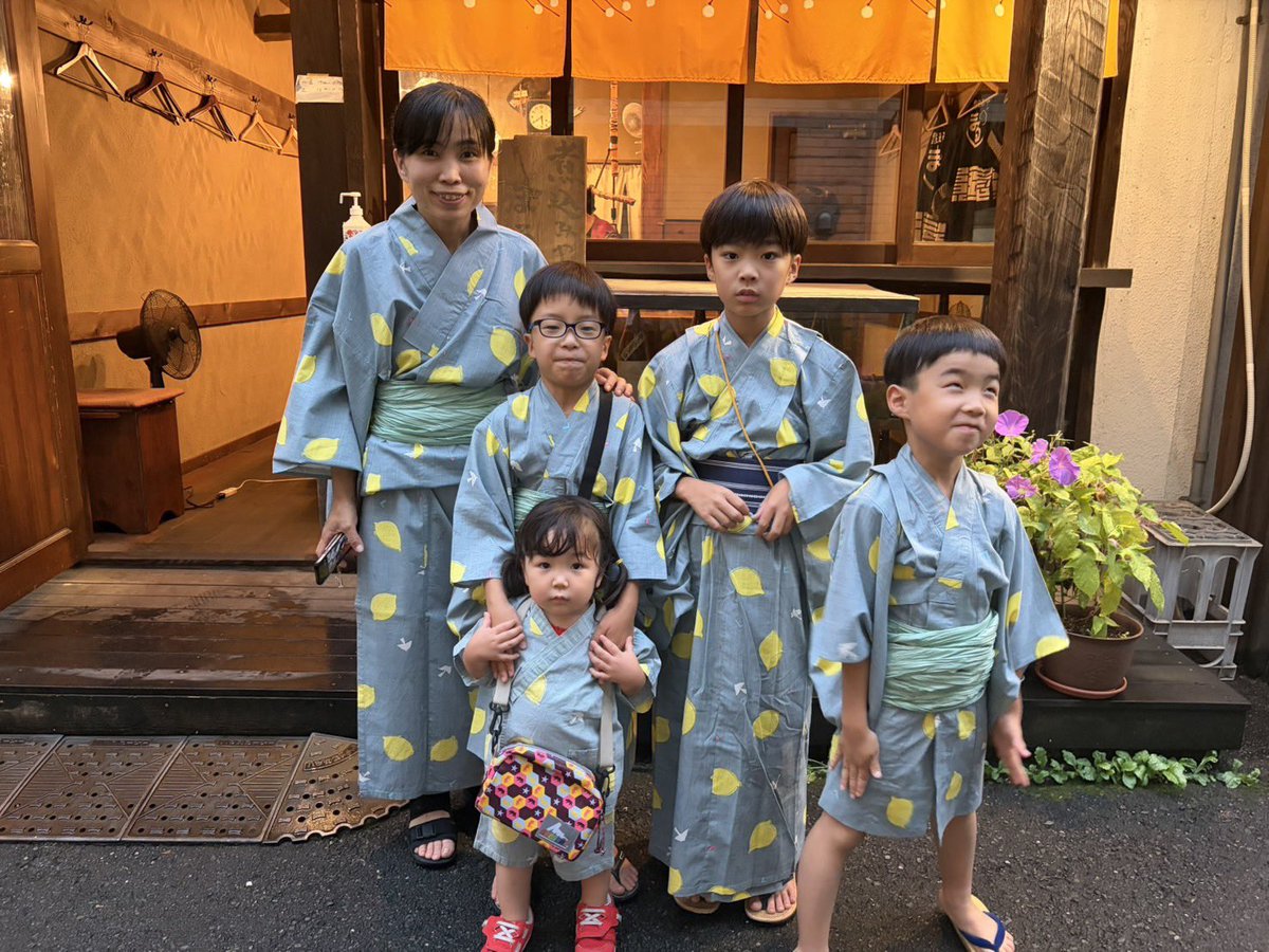 aki_VD's tweet photo. 白山神社のお祭りに行きました。
お揃いの浴衣を着る夢が叶いました。
登志が初めて着てくれてびっくりしました。
さすがにそろそろお揃いのは健太着てくれない気がするので、
珠実用の可愛いブリブリのを買おうと思います笑
#煮込みやまる https://t.co/G3rAfwM7eJ