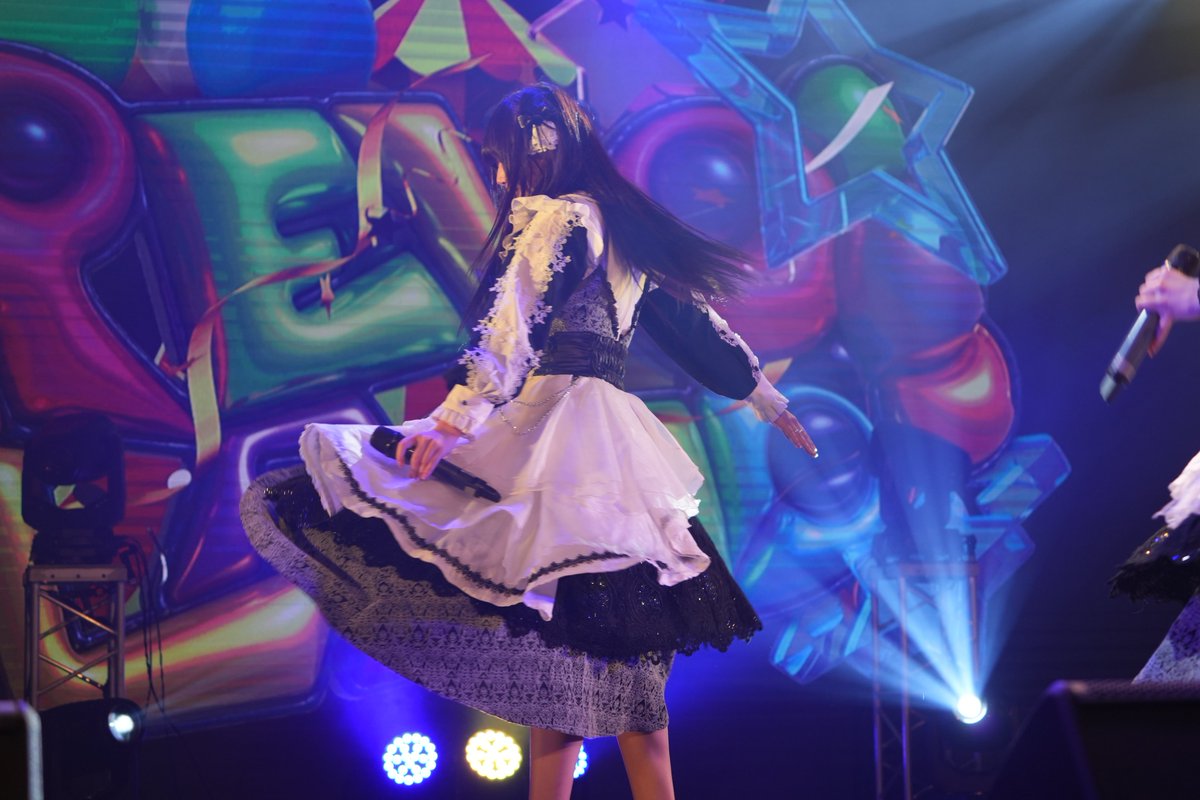rral_0209's tweet photo. かわいいあんよ‥マイクにピンがいっててもいいんだ
この子の笑顔が見たくて行ってるから
照明LEDでも熱いんだね💦
たまにフロアまで照らされてクソ熱かった‥反射するかと思ったもん←誰がレフ板じゃ、禿げてねーわ(# ﾟДﾟ)

#ヤキン #YAKiN #名古屋 #アイドル #REVOLAND #LivesNAGOYA https://t.co/ENWuuxTOwN