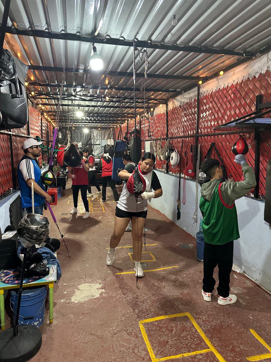 BellDianFerbell's tweet photo. @FAHHdeporte Trabajo en pera loca y pera de tablero para agilidad y ritmo en el boxeo🥊 colaborando con el #Semaforodeportivo 🚥🫰🏻 en los Héroes Tecámac sección Bosques https://t.co/7KCVFlxbKR
