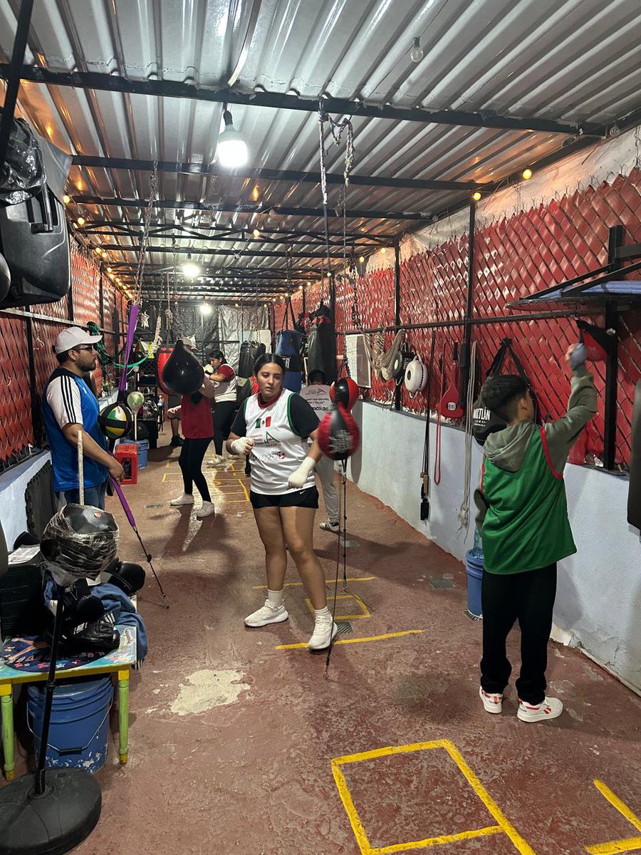 BellDianFerbell's tweet photo. @FAHHdeporte Trabajo en pera loca y pera de tablero para agilidad y ritmo en el boxeo🥊 colaborando con el #Semaforodeportivo 🚥🫰🏻 en los Héroes Tecámac sección Bosques https://t.co/7KCVFlxbKR