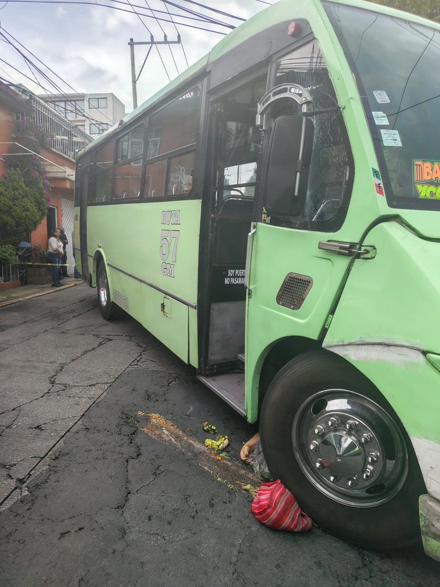 pulsomxenlinea's tweet photo. #Urgente chófer de ruta 57, atropelló y mató a mujer en calles Llano Redondo y Llano Esmeralda, col. Llano Redondo, vecinos denuncian que esto sucede en #SectorSantaFe, por de la falta de operativos y rondines de la Policía de la SSC, adscrita a la demarcación
#SSC #AlvaroObregón https://t.co/B45wJpV6OO