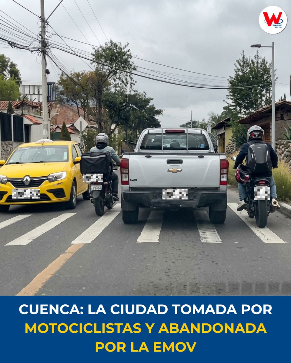 WRadioEc's tweet photo. Cuenca vive una escena que ya raya en el absurdo: la ciudad se ha llenado de motociclistas que hacen lo que les da la gana, y paralelamente de agentes de la EMOV que parecen dedicados a no hacer nada. El manejo irresponsable de estos audaces del volante ya sobrepasó cualquier límite permitido. No es una exageración: es una amenaza diaria, una ruleta rusa en cada esquina, un riesgo que se multiplica porque quienes deben controlar simplemente no controlan.

Los motociclistas circulan como si la ciudad fuera su pista privada: zigzaguean entre autos, se suben a las veredas, cruzan en rojo, invaden pasos peatonales, rebasan por la izquierda y derecha, aceleran como si estuvieran compitiendo en una carrera clandestina. Y mientras tanto, los agentes de tránsito observan, conversan, se distraen, miran hacia otro lado y las cámaras de videovigilancia y quienes las monitorean ni se enteran de lo que pasa en la ciudad. La irresponsabilidad de unos se potencia con la indiferencia de otros. Es una combinación peligrosa, casi criminal.

Cuenca no puede seguir tolerando que la autoridad de control sea tan irresponsable como los infractores. Porque cuando la ley se vuelve opcional, la ciudad se vuelve tierra de nadie. Y hoy Cuenca está peligrosamente cerca de eso. La EMOV no puede seguir actuando como si su función fuera decorativa, como si su presencia bastara sin acciones, sin sanciones, sin autoridad real.

La ciudadanía está cansada de esquivar motociclistas que creen que la calle les pertenece. Está cansada de ver agentes que no intervienen, no detienen, no corrigen. Está cansada de sentir que la seguridad vial depende de la suerte y no del orden.

Este editorial no es un reclamo: es una alarma. Cuenca necesita control, autoridad y responsabilidad. Y necesita que la EMOV deje de ser espectadora y empiece a ser institución. Porque si no lo hace, la ciudad seguirá en manos de quienes conducen sin reglas, sin respeto y sin miedo a nada.

Luis Lacalle